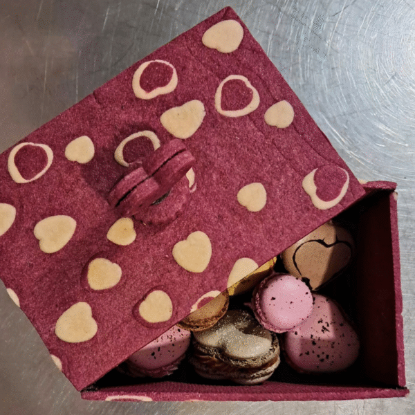 52 Scatoletta in Frolla grande con 10 macarons a Cuore