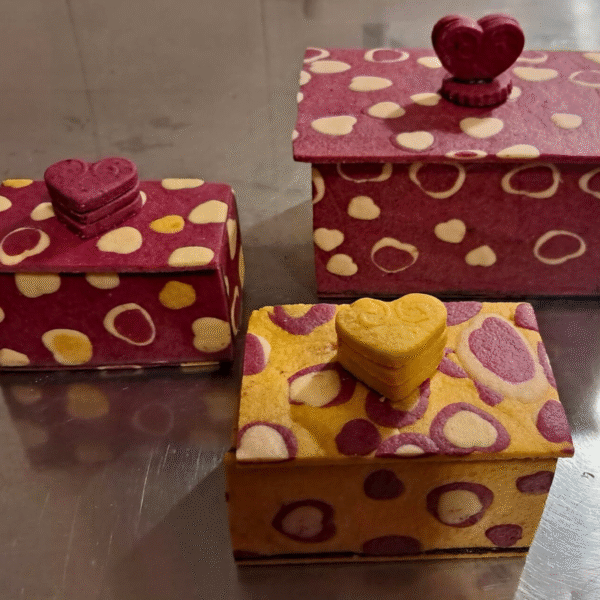 55 Scatoletta in Frolla grande con 10 macarons a Cuore