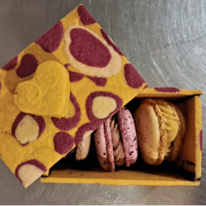 Scatoletta in Frolla piccola con 3 macarons a Cuore