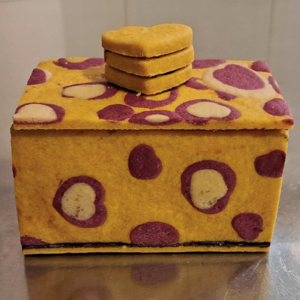 57 Scatoletta in Frolla piccola con 3 macarons a Cuore