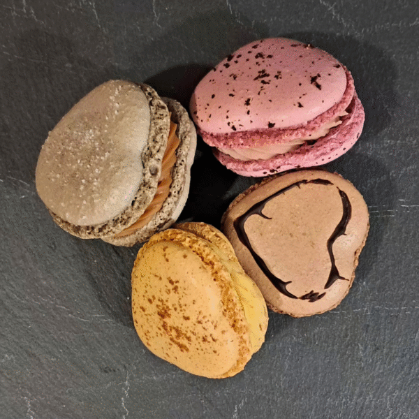58 Scatoletta in Frolla piccola con 3 macarons a Cuore