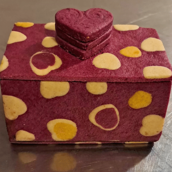 60 Scatoletta in Frolla piccola con 3 macarons a Cuore